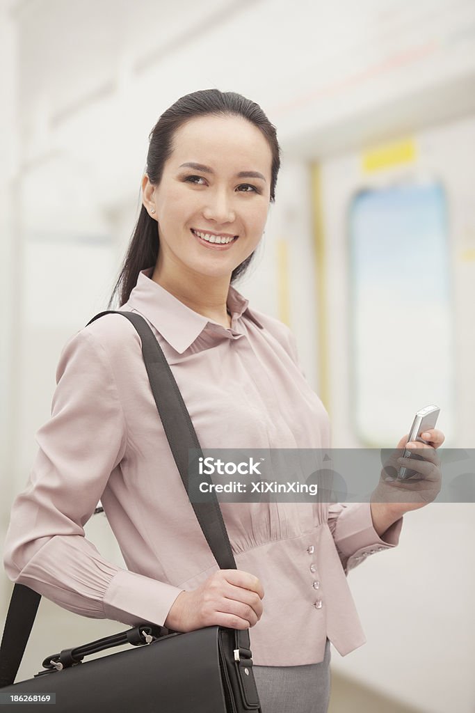 Sorridente Jovem mulher segurando um telemóvel - Royalty-free 25-29 Anos Foto de stock