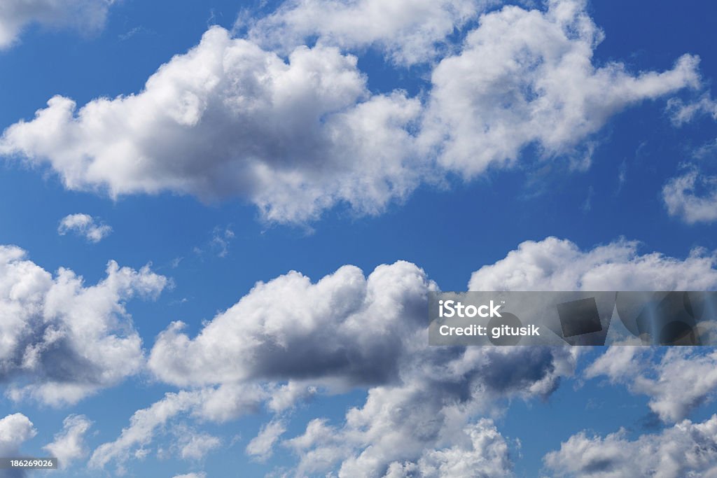 Céu nuvens. - Foto de stock de Azul royalty-free