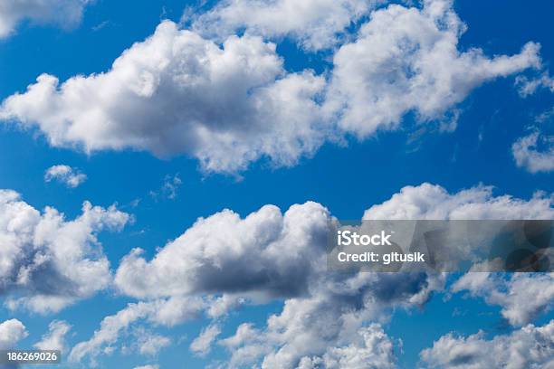 Foto de Céu Nuvens e mais fotos de stock de Azul - Azul, Beleza natural - Natureza, Cloudscape