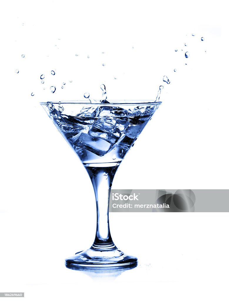 Éclaboussures dans un verre de martini, isolé sur fond blanc - Photo de Alcool libre de droits