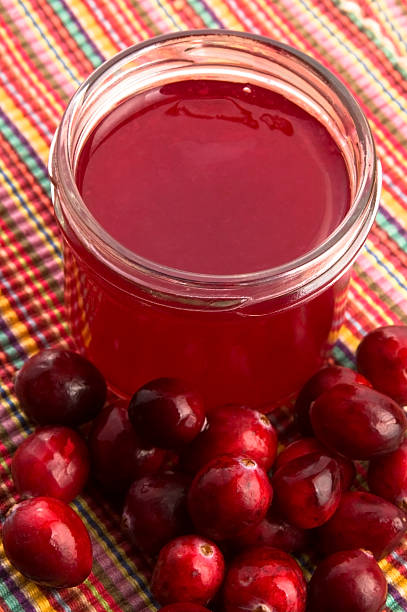 gelatina di mirtilli in vetro - jellied cranberries foto e immagini stock