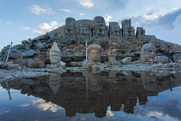 nemrut dagi à adiyaman, en turquie - nemrud dagh mountain turkey history photos et images de collection