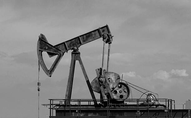 istock Operating oil and gas well 186272116