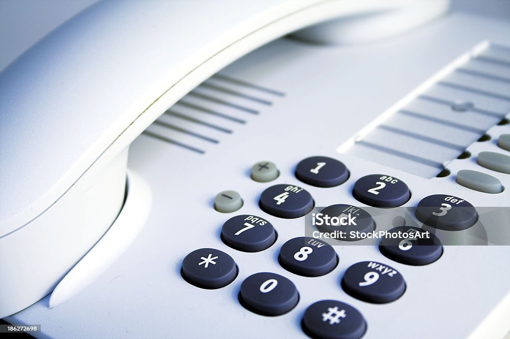 Escritório telefone.  Detalhe de ouvido e teclado. - Foto de stock de Azul royalty-free