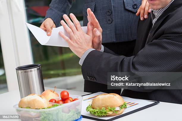 Hombre Nervioso De Negocios En El Trabajo Foto de stock y más banco de imágenes de Adulto - Adulto, Almuerzo en lonchera, Analizar