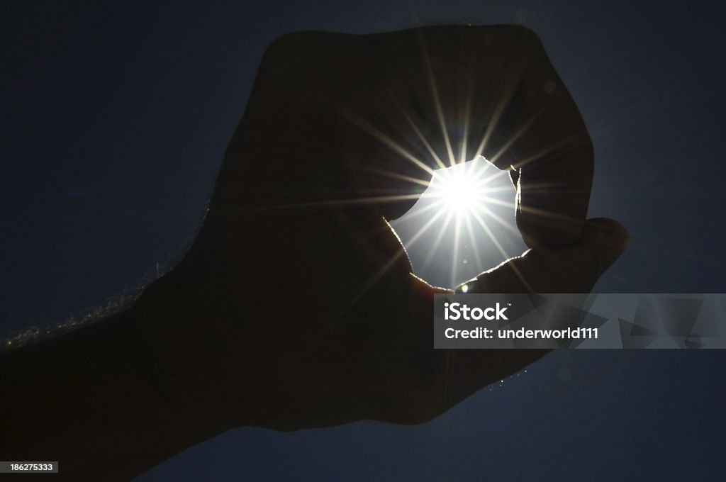 Une main regardant le coucher du soleil sur fond bleu de ciel étoilé - Photo de Abstrait libre de droits