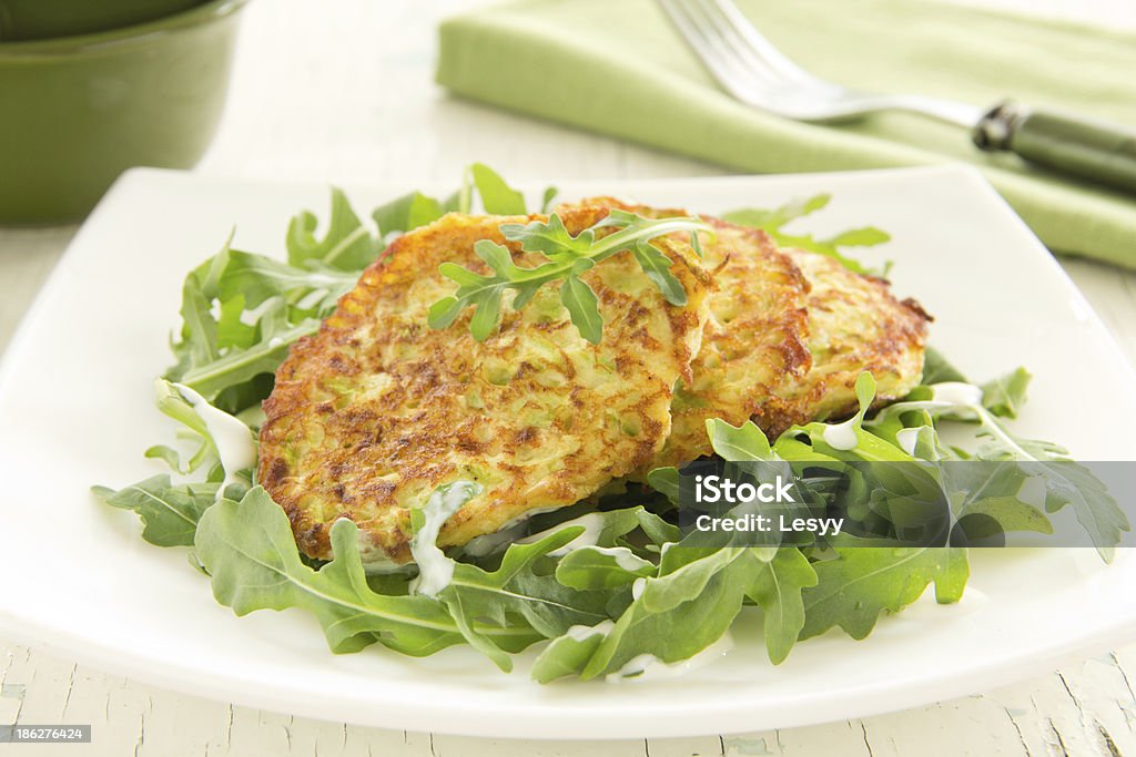 Curgete fritters com Rúcula. - Royalty-free Alimentação Saudável Foto de stock