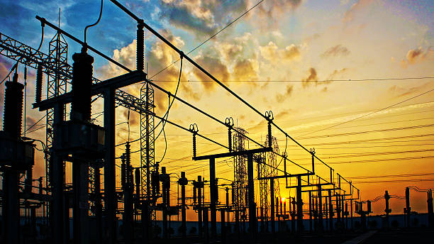 electricity netzwerk am transformer station in sunrise - umspannwerk stock-fotos und bilder