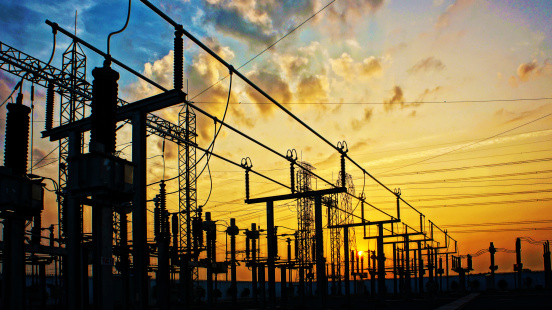 Electricidad de red en Estación de transformador en sunrise photo