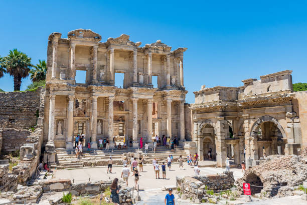 fasada starożytnej biblioteki celsusa w starożytnym greckim mieście efez, turcja. - celsus zdjęcia i obrazy z banku zdjęć