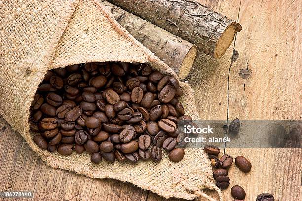 Foto de Grãos De Café e mais fotos de stock de Agricultura - Agricultura, Amontoamento, Aniagem de Cânhamo