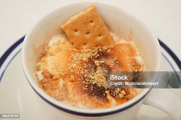 Quente De Cacau Com Grande Marshmallow - Fotografias de stock e mais imagens de Azul - Azul, Batido - Modo de Preparação de Comida, Bebida