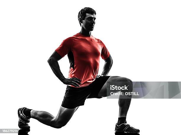Hombre Hacer Ejercicio Fitness Entrenamiento Lunges Crouching Silueta Foto de stock y más banco de imágenes de Lunge