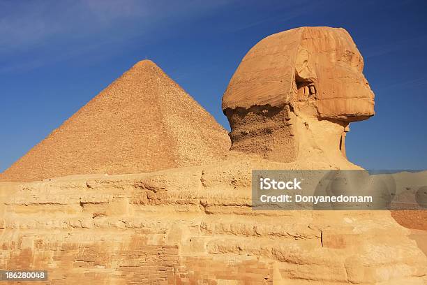 이 스핑크스와 및 대피라미드 Of Khufu Cairo Egypt 경관에 대한 스톡 사진 및 기타 이미지 - 경관, 경외감, 고고학