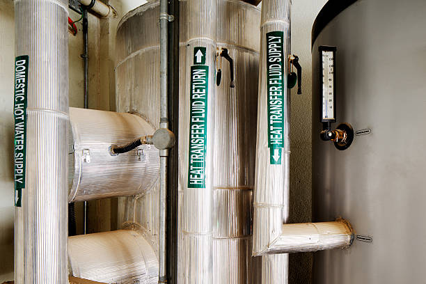 les tuyaux de la chambre - pipe power station valve water photos et images de collection