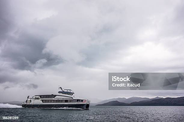 Traghetto In Un Fiordo - Fotografie stock e altre immagini di Fiordo - Fiordo, Traghetto, Un singolo oggetto