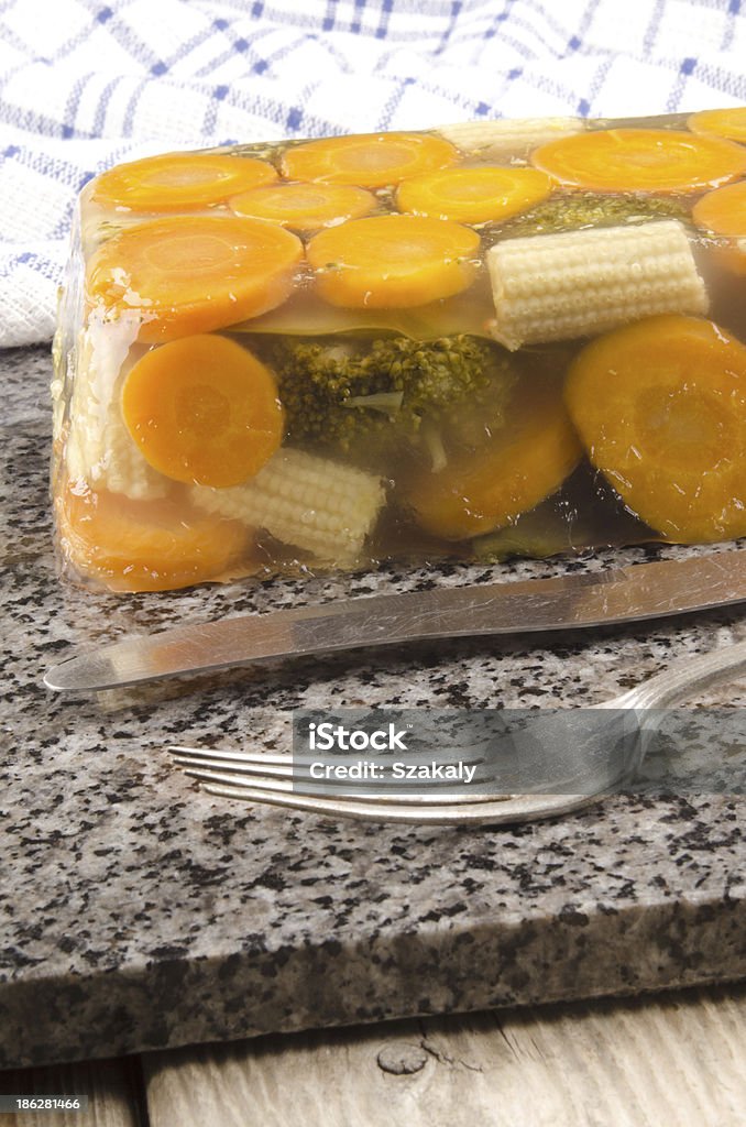 Verdura in aspic e posate - Foto stock royalty-free di Antipasto