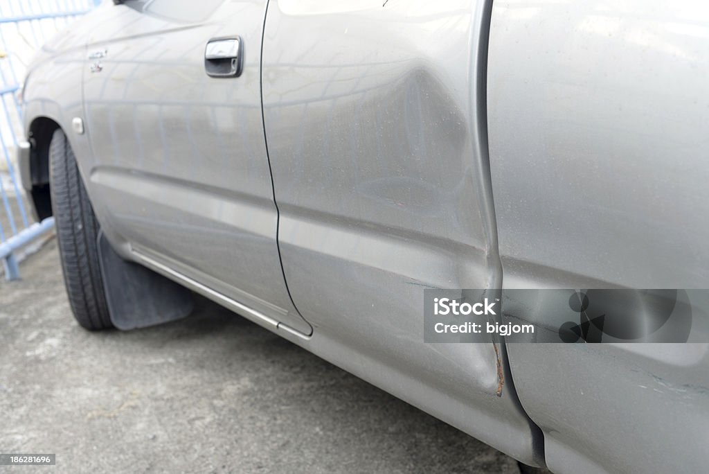 Voiture avec dent - Photo de Accident bénin libre de droits