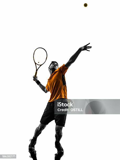 Foto de Homem De Jogador De Tênis No Serviço Com Silhueta e mais fotos de stock de Tênis - Esporte de Raquete - Tênis - Esporte de Raquete, Homens, Servir - Esporte