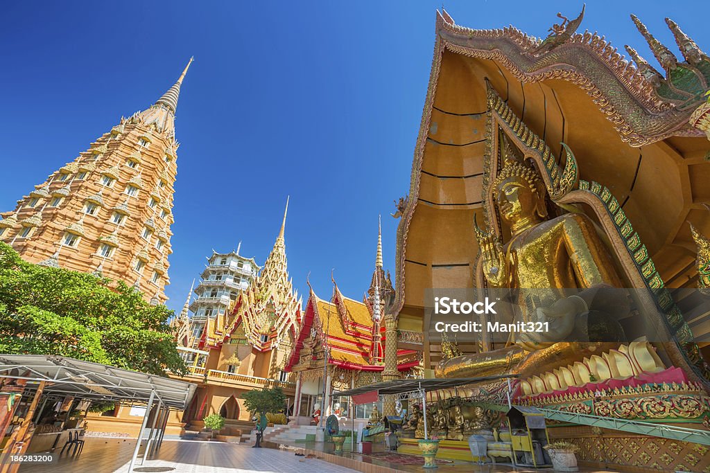 Tempio in Kanchanaburi, Thailandia - Foto stock royalty-free di Albero