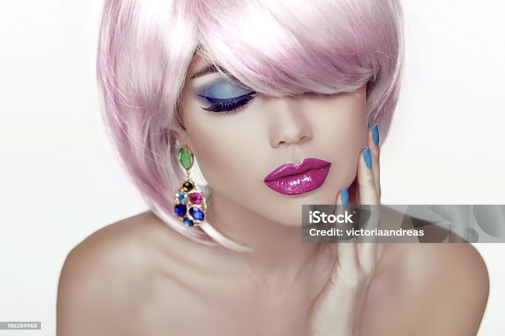 Maquillaje. Sexy labios. Retrato de niña de belleza con colorido maquillaje, - Foto de stock de Accesorio personal libre de derechos