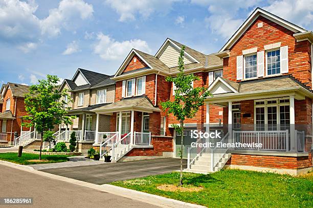 Reihe Von New Suburban Häusern Stockfoto und mehr Bilder von Mehrfamilienhaus - Mehrfamilienhaus, In einer Reihe, Wohnhaus