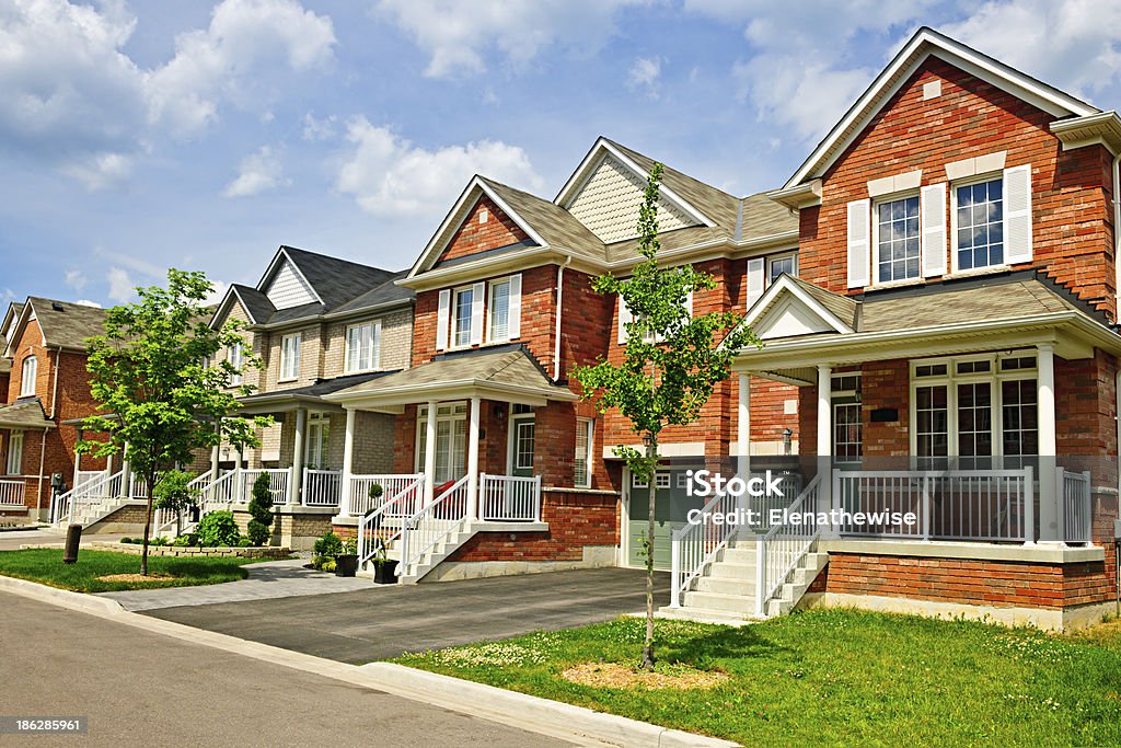 Hilera de casas nuevas suburbana - Foto de stock de Townhouse libre de derechos