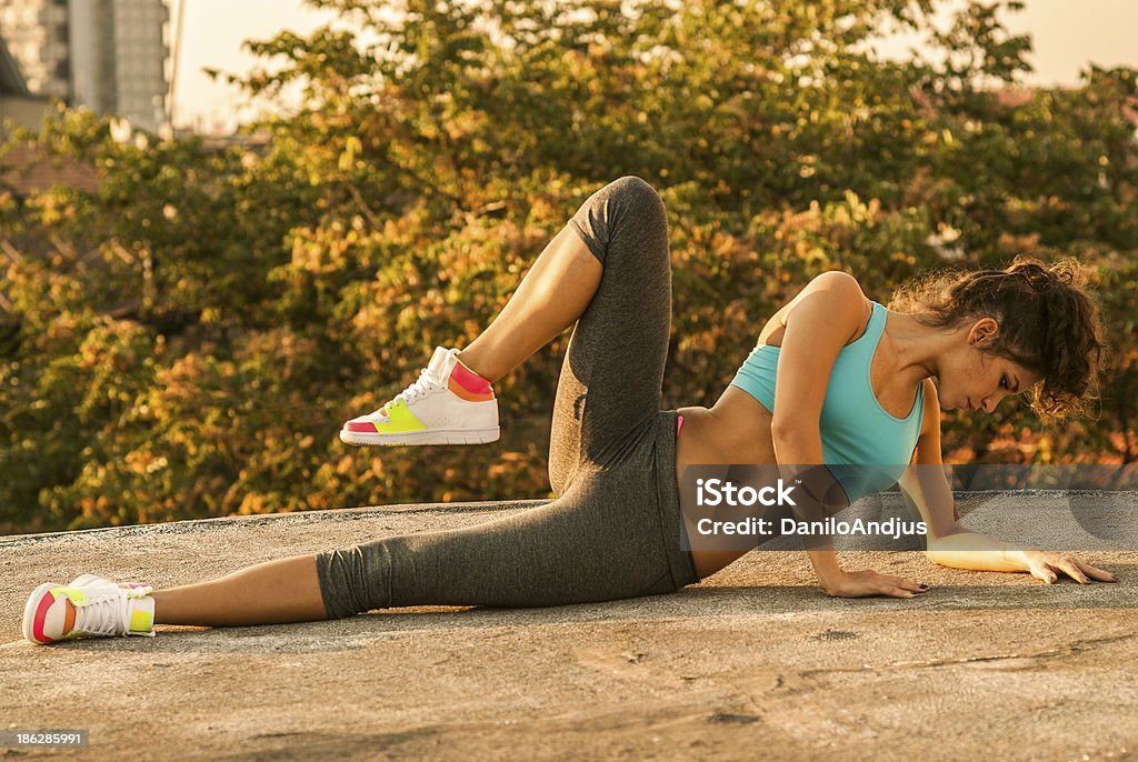 Gut aussehende Frau Dehnung im Freien - Lizenzfrei Aerobic Stock-Foto