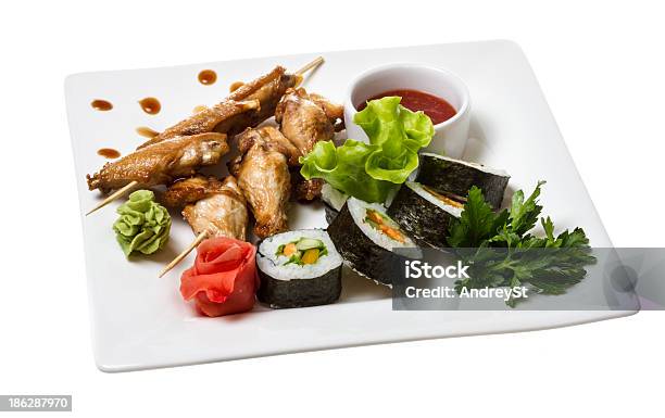 Photo libre de droit de Ailes De Poulet Buffalo Sur Une Assiette De Sushis banque d'images et plus d'images libres de droit de Affectueux - Affectueux, Aliment, Aliment mariné