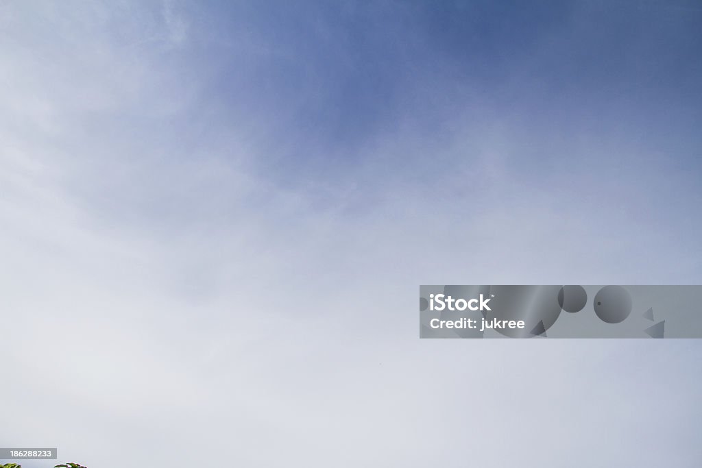 Blauer Himmel mit Wolke - Lizenzfrei Bildhintergrund Stock-Foto