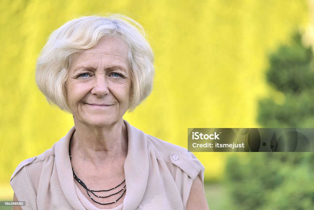 Femme d'âge mûr dans un parc. - Photo de 50-54 ans libre de droits