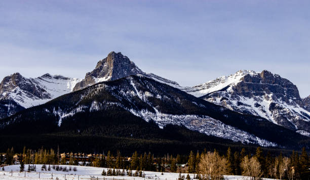 montanhas rockie, canmore alberta canadá - rockie mountains fotos - fotografias e filmes do acervo