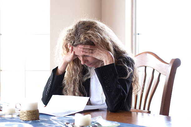 Mujer preocupada por las facturas - foto de stock