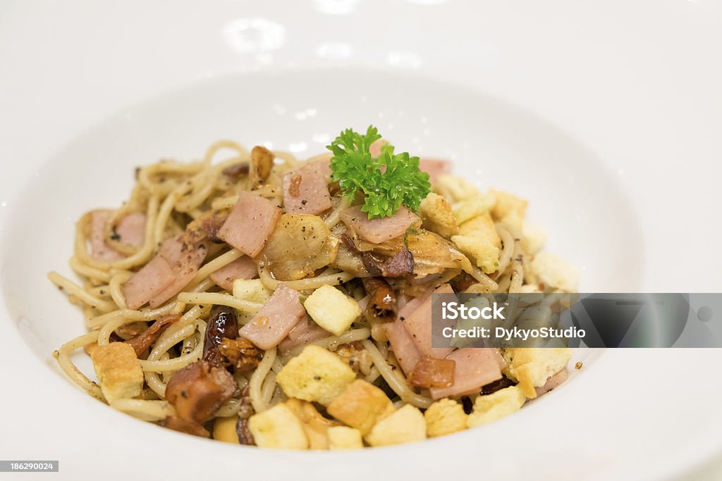 Spaghetti con jamón frito y salchichas - Foto de stock de Alimento libre de derechos