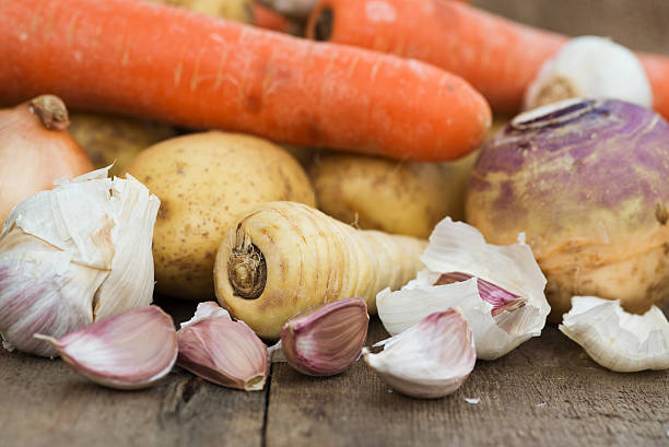 winter gemüse der saison kollektion mit kartoffeln und karrotten pastinaken schweden vermissen - parsnip vegetable winter food stock-fotos und bilder