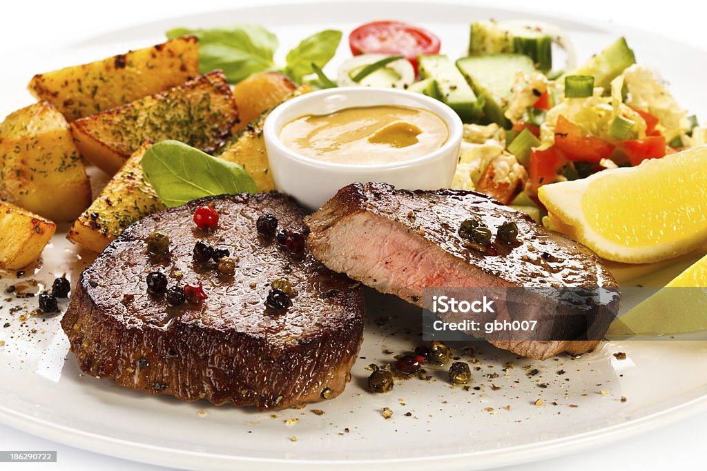 Мясо на гриле, картофель и овощи - Стоковые фото �Базилик роялти-фри