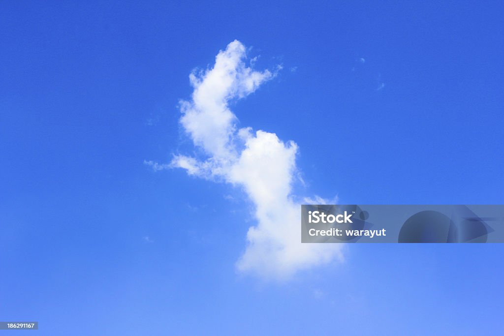 Nuvole bianche in cielo blu. - Foto stock royalty-free di Ambientazione esterna