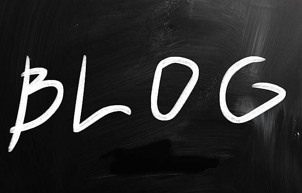 "blog", escrito à mão com giz branco sobre um quadro-negro - microblog - fotografias e filmes do acervo