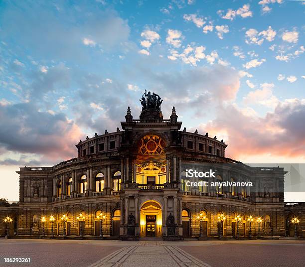 Dresden Opera Theatre In Den Abend Stockfoto und mehr Bilder von Oper - Oper, Wiener Staatsoper, Opernhaus