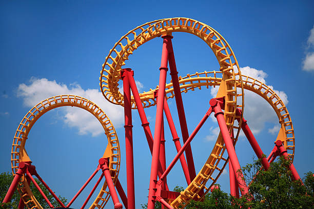 loop roller coaster - atração de parque de diversão - fotografias e filmes do acervo