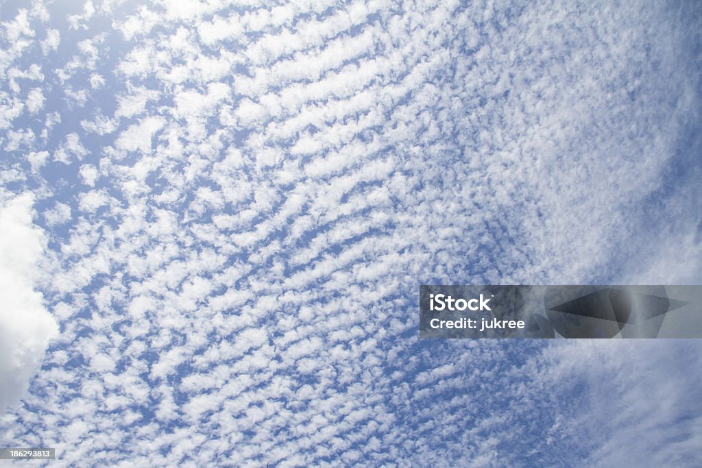 Синее небо с облаками крупным планом - Стоковые фото Без людей роялти-фри