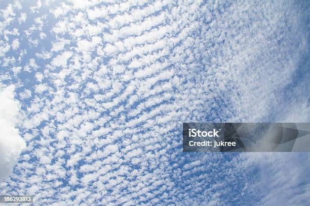 Синее Небо С Облаками Крупным Планом — стоковые фотографии и другие картинки Без людей - Без людей, Ветер, Горизонтальный