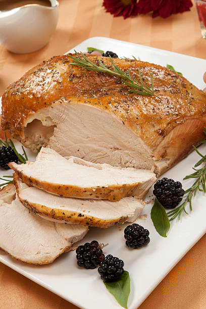 pieczona pierś z indyka-rosemary-bazylia rub - roast turkey turkey cutting roasted zdjęcia i obrazy z banku zdjęć