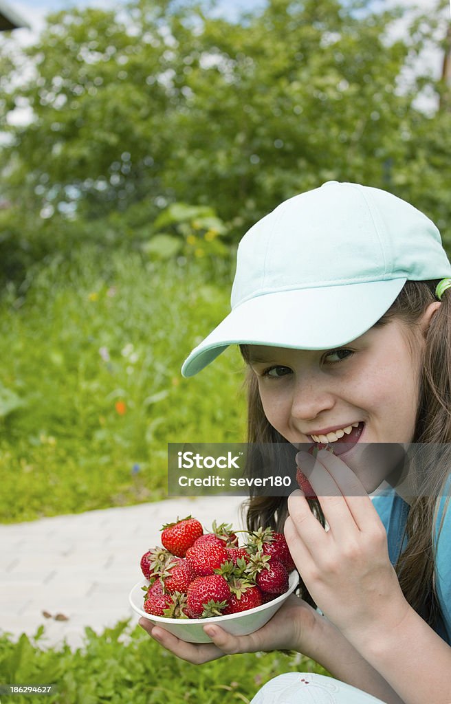Kleines Mädchen verspeist Reife Erdbeere - Lizenzfrei Beere - Obst Stock-Foto