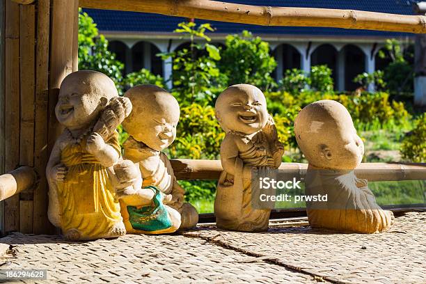 Boneca Barro Monge Utilizado Na Tailândia - Fotografias de stock e mais imagens de Aldeia - Aldeia, Ao Ar Livre, Arquitetura