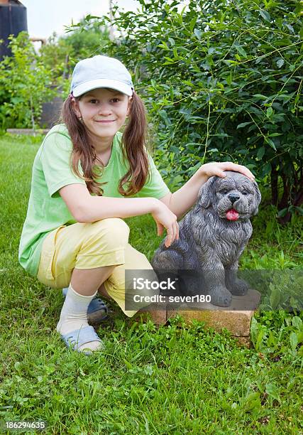 Photo libre de droit de Souriant Petite Fille Près De Béton Chien banque d'images et plus d'images libres de droit de Animaux de compagnie - Animaux de compagnie, Assis, Beauté