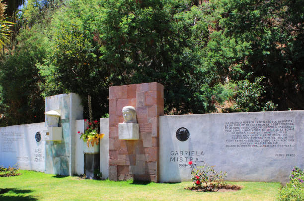 pomnik gabrieli mistral i pabla nerudy w ogrodach quinta vergara - gabriel_i zdjęcia i obrazy z banku zdjęć