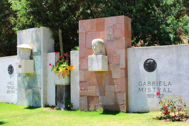 pomnik gabrieli mistral i pabla nerudy przy wejściu do quinta vergara - gabriel_i zdjęcia i obrazy z banku zdjęć