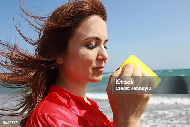 Frau Die Getränke Wasser Stockfoto und mehr Bilder von Abnehmen - Abnehmen, Blau, Braun