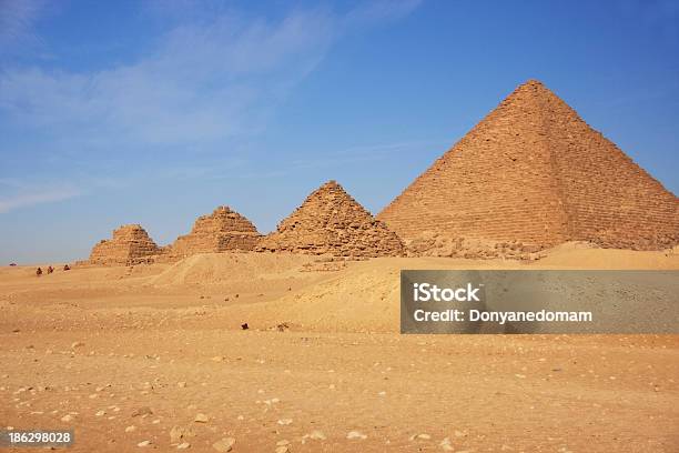 Mykerinospyramide Und Pyramiden Von Queens Kairo Stockfoto und mehr Bilder von Afrika - Afrika, Alt, Archäologie